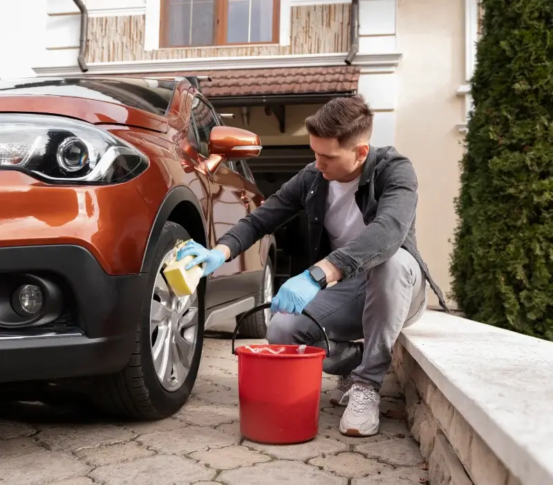 Lavage auto à domicile Saint-Germain-le-Gaillard : professionnel intervenant sur un véhicule